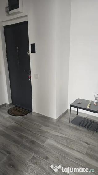 Apartament cu 3 camere semidecomandat în Titan