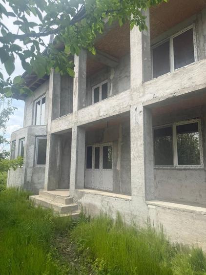 Casă cu 4 camere în Dumbrăvești