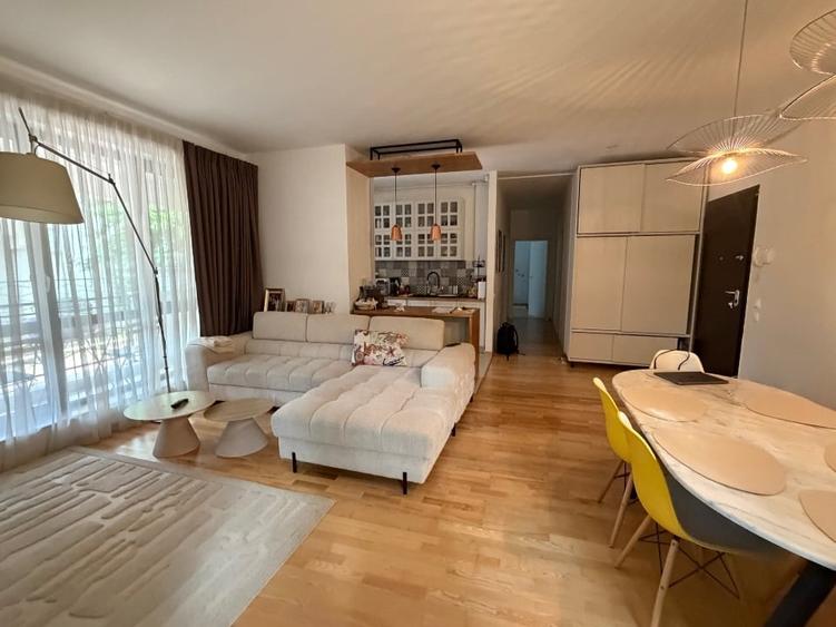 Apartament cu 4 camere decomandat, mobilat în Central