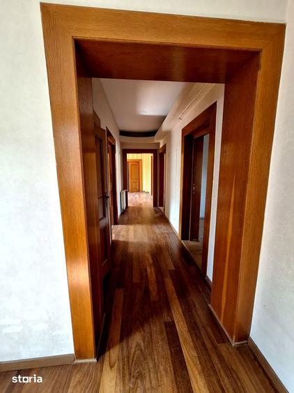 Casă cu 6 camere cu Canalizare în Trei Stejari