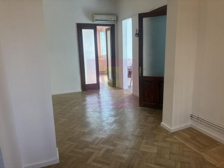 Apartament cu 3 camere semidecomandat în Cotroceni