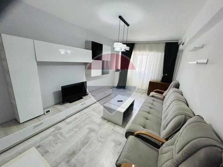 Apartament cu 3 camere decomandat, mobilat în Central