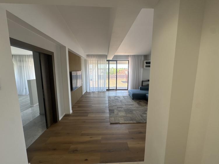 Apartament cu 4 camere decomandat, mobilat în Băneasa