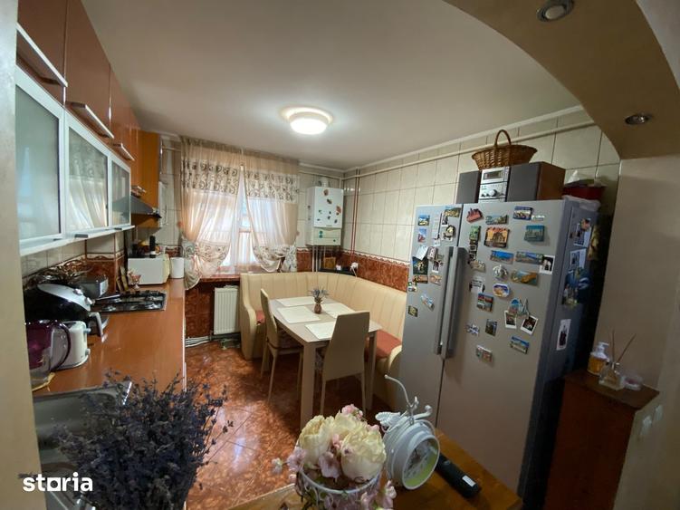 Apartament cu 3 camere decomandat în Sud