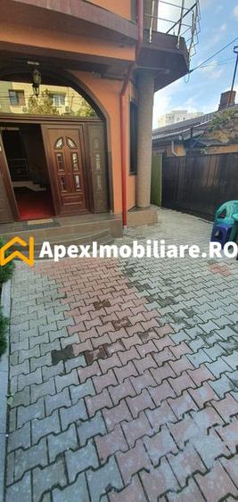 Casă individuală cu 7 camere cu Canalizare în Vitan Mall