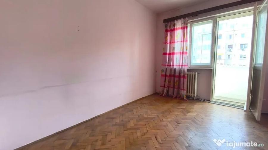 Apartament cu 4 camere semidecomandat în Piața Centrală