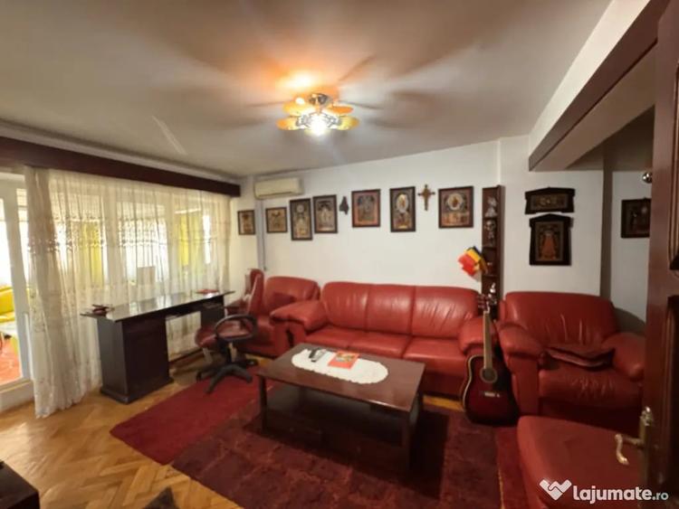 Apartament cu 3 camere decomandat în Sud