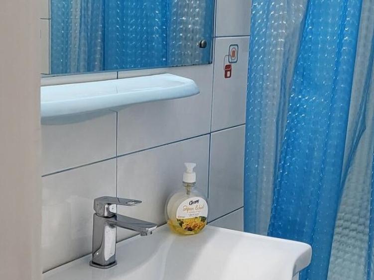 Apartament cu 3 camere semidecomandat, mobilat în Universitate