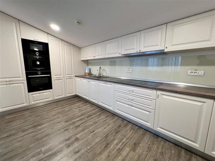 Apartament cu 6 camere decomandat, mobilat în Poiana Brașov