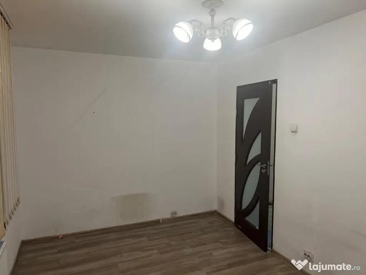 Apartament cu 2 camere semidecomandat în Craiovița Nouă