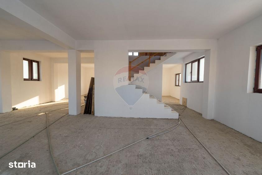 Casă cu 9 camere cu Teren 400 Mp în Central