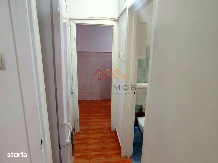 Apartament cu 3 camere semidecomandat în Piața Centrală