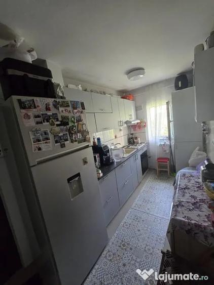 Apartament cu 3 camere semidecomandat în Dacia