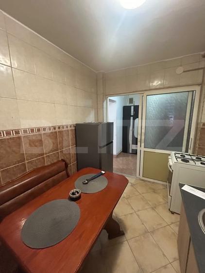 Apartament cu 3 camere semidecomandat, mobilat în Aleea Trandafirilor