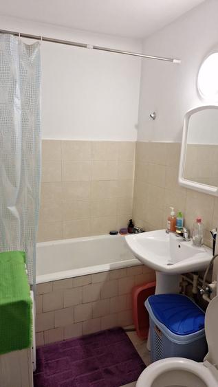 Apartament cu 3 camere semidecomandat în Crângași