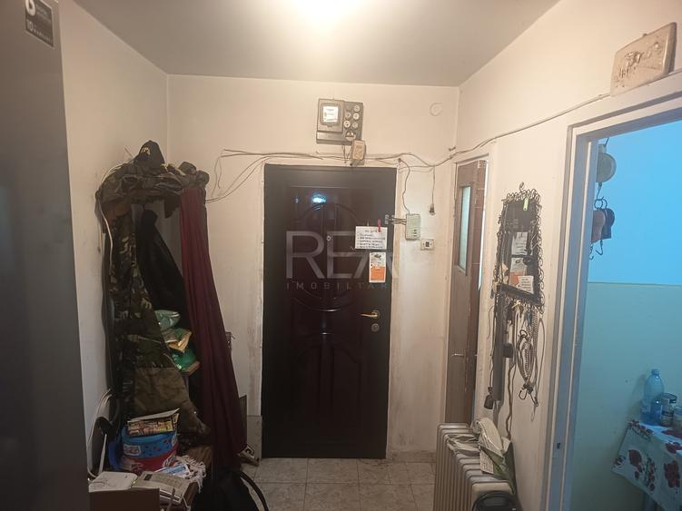 Apartament cu 3 camere semidecomandat în Berceni