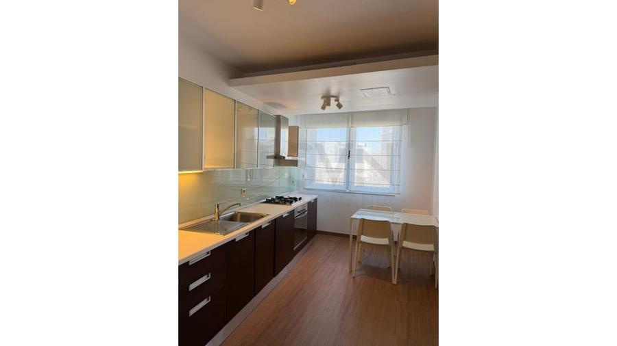 Apartament cu 3 camere semidecomandat, mobilat în Iancu Nicolae
