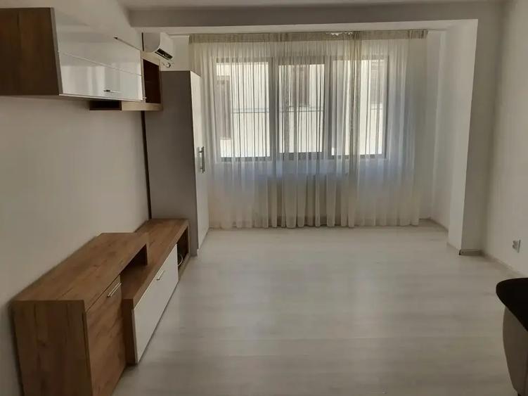 Apartament cu 3 camere decomandat, mobilat în Titan