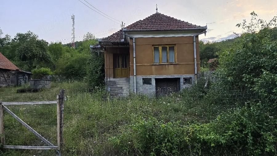 Casă cu 2 camere cu Teren 2563 Mp în Boiu