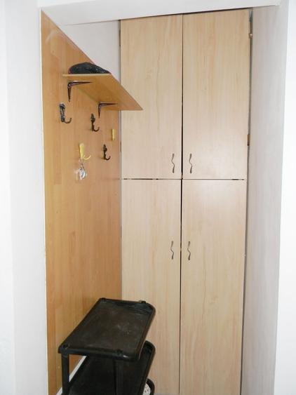 Apartament cu 3 camere semidecomandat, mobilat în Tractorul