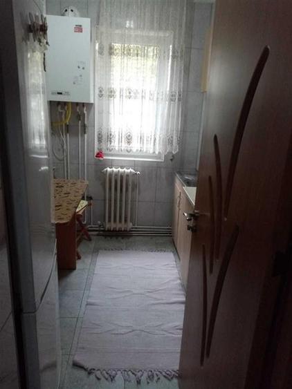 Apartament cu 3 camere semidecomandat, mobilat în Păcurari