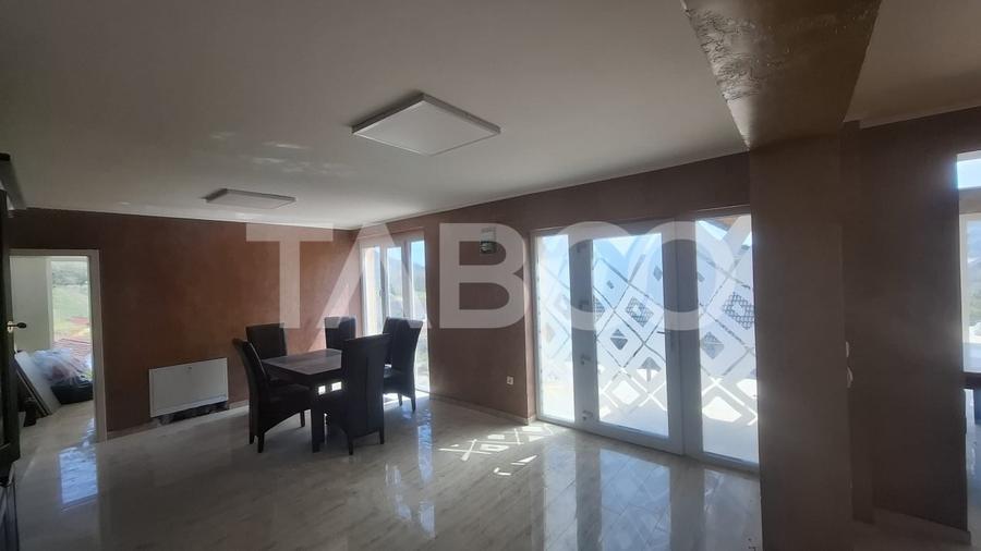 Casă individuală cu 10 camere cu Canalizare în Slimnic