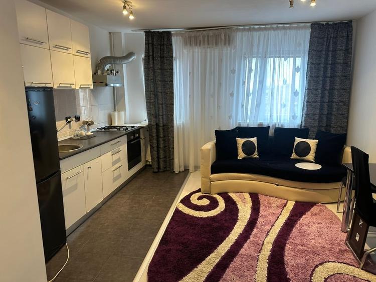 Apartament cu 3 camere semidecomandat, mobilat în Calea București