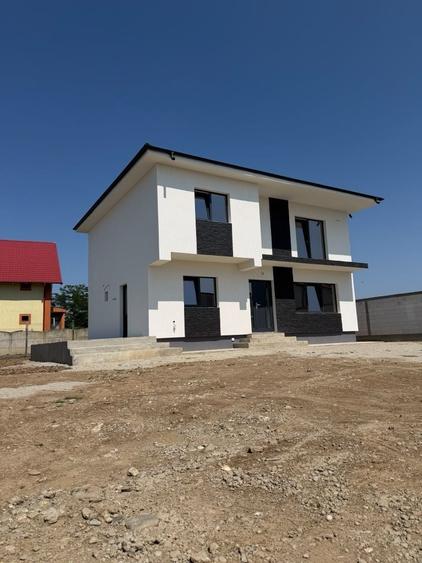 Casă cu 4 camere în Bradu