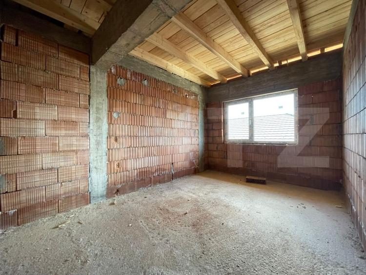 Duplex cu 5 camere cu Canalizare în Dâmbul Rotund