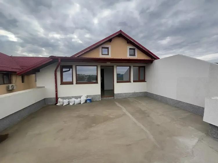 Apartament cu 4 camere decomandat în Drumul Taberei