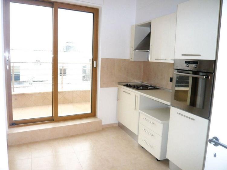 Penthouse cu 3 camere decomandat, mobilat în Primăverii