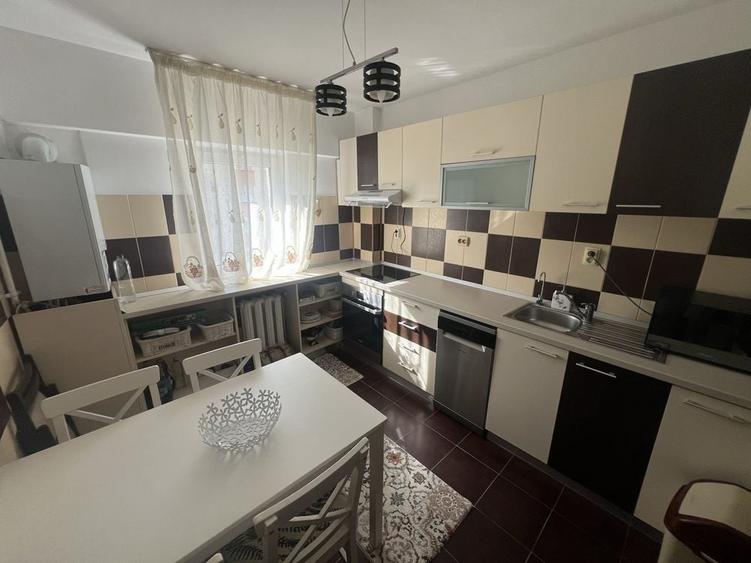 Apartament cu 4 camere decomandat în Central