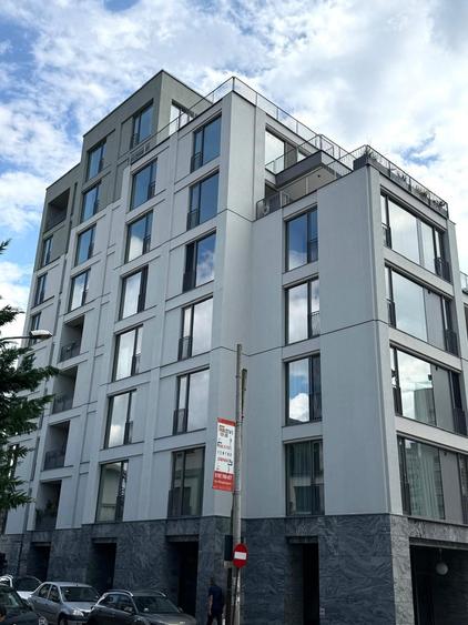 Apartament cu 3 camere semidecomandat în P-ța Victoriei