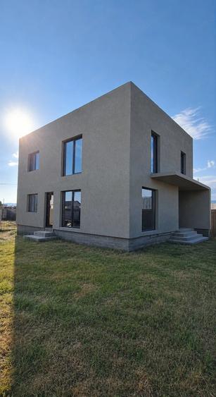 Casă cu 4 camere cu Teren 270 Mp în Periferie
