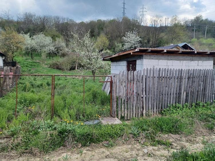 Teren de 2000 mp, în Merișani