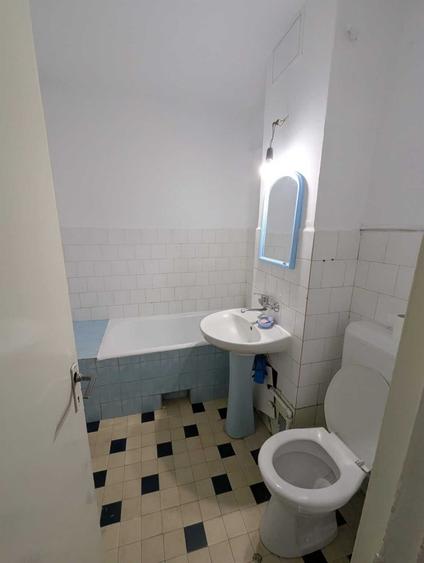 Apartament cu 3 camere semidecomandat în Central