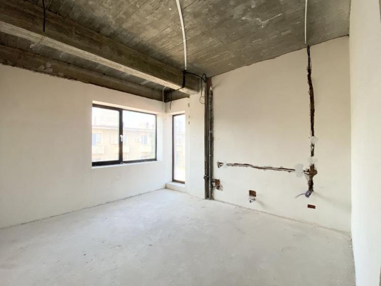 Penthouse cu 4 camere decomandat în Peninsula