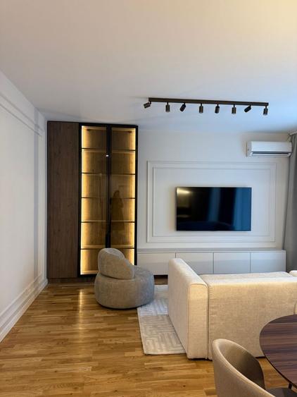 Apartament cu 3 camere semidecomandat, mobilat în P-ta Presei Libere