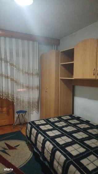 Apartament cu 3 camere decomandat în Craiovița Nouă
