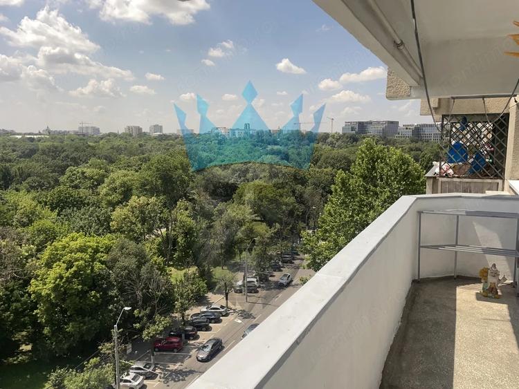 Apartament cu 3 camere semidecomandat în Tineretului