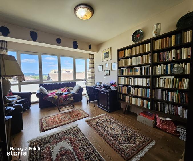 Apartament cu 4 camere semidecomandat în Nufărul