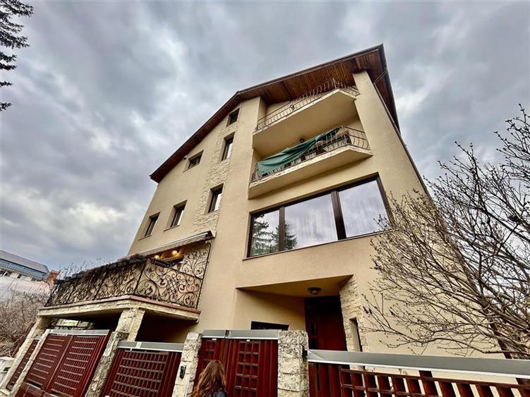 Casă individuală cu 11 camere cu Canalizare în Centrul Civic