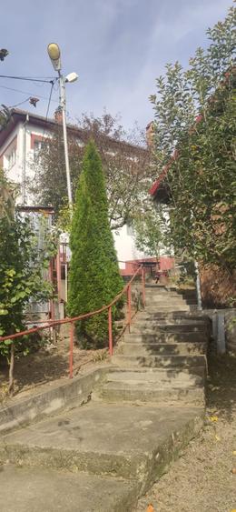 Casă cu 4 camere decomandat în Central