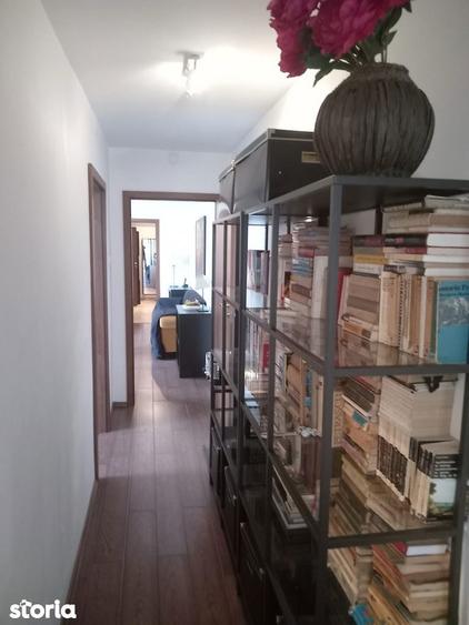 Apartament cu 3 camere semidecomandat, mobilat în Titan