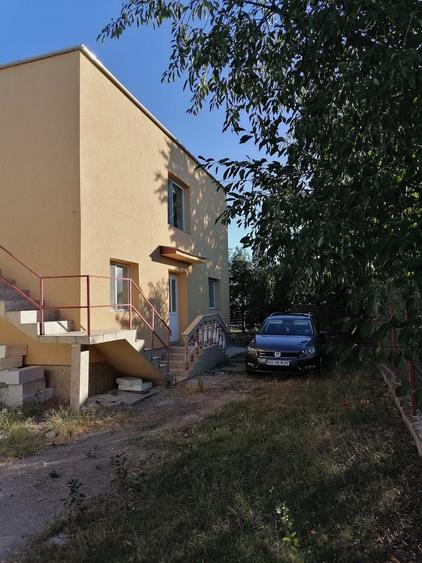 Casă cu 4 camere în Buzoești