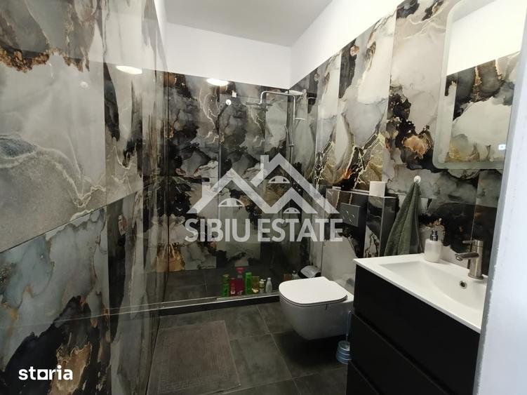 Casă cu 6 camere cu Teren 670 Mp în Roșia