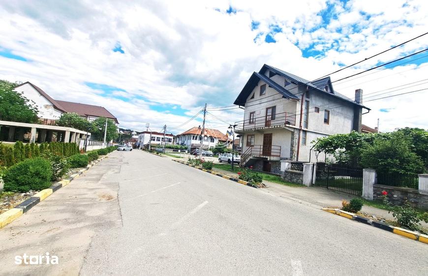 Casă cu 9 camere cu Teren 96 Mp în Central