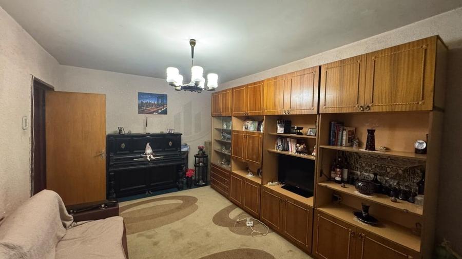 Apartament cu 3 camere decomandat în Lacul Tei