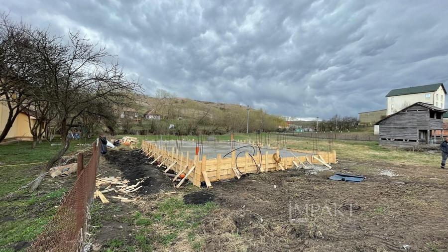 Casă individuală cu 4 camere semidecomandat cu Canalizare în Corpadea