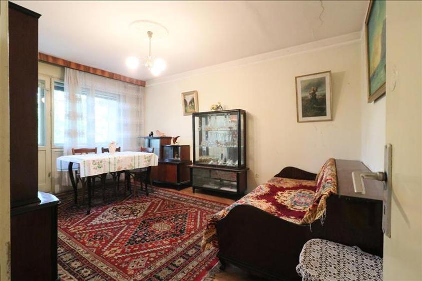 Apartament cu 3 camere decomandat în Podu Roș